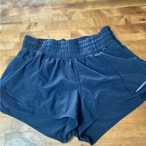 Lululemon navy hotty hot short high rise 2.5 inch size 6